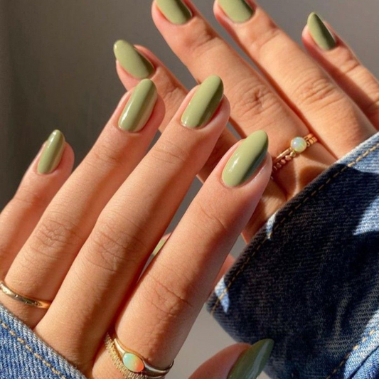 Manicura verde pastel, color tendencia para uñas en esta primavera verano 2024