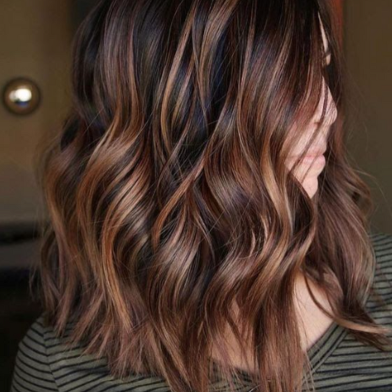 Chica morena con mechas babylights muy sutiles